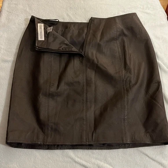 Leather mini skirt by Amanda Smith. Vintage. Decorative stitching. Dark Brown 12 - Picture 5 of 12
